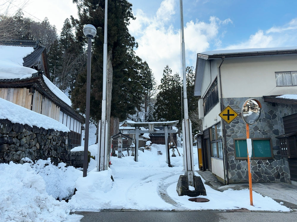 白峰の町中の神社