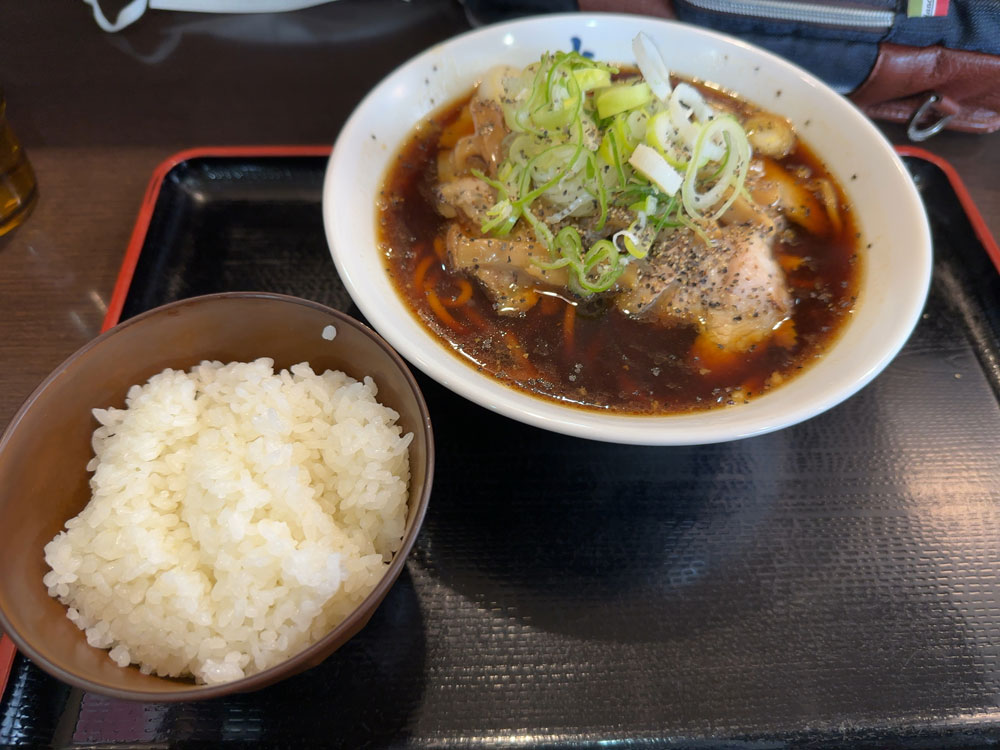 王道のブラックラーメン＋ご飯のセット